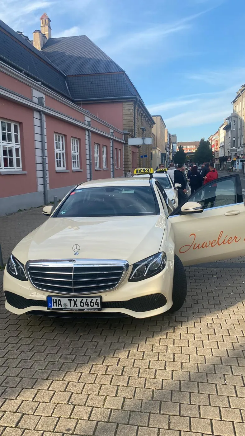 Taxi Teke Hagen mit geöffneter Tür am Hauptbahnhof