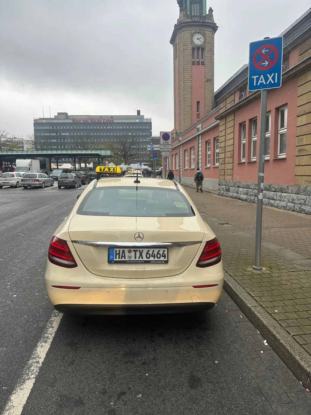 Taxi Teke am Taxistand vor dem Hauptbahnhof Hagen